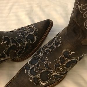 Womans boots never worn.